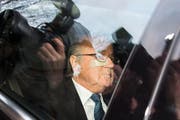Fifa-Präsident Sepp Blatter fährt am Donnerstag zur Anhörung im Hauptsitz des Weltfussballverbands in Zürich vor. (Bild: Walter Bieri/Keystone via AP)