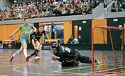 Der Thurgauer Torhüter Yannick Altwegg pariert einen Abschussversuch von Cornel von Wyl (Mitte). (Bild: Simon Abächerli (Sarnen, 11. März 2018))