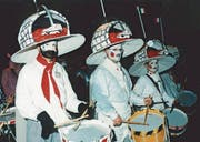 Die Gruppe «Alles : 13» an der Altdorfer Fasnacht unterwegs als «Pizza-Express», ...