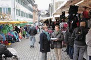 Die neue Stanser Marktchefin Jacqueline Christen (links) mit der abtretenden Monika Amstalden. (Bild: Martin Uebelhart (Stans, 15. November 2017))