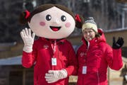Maskottchen «Heidi» und Lena Frauenknecht, Freiwilligenarbeiterin im House of Switzerland posieren vor dem House of Switzerland in Pyeongchang. (Bild: KEYSTONE/Alexandra Wey (13. Februar 2018, Südkorea))