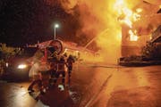 Die Feuerwehr bei einem Einsatz in Beckenried. (Bild: Edi Ettlin (14. Mai 2017))