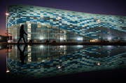 Noch sind die Uniformierten nicht in Sicht: Der Iceberg Skating Palace in Sotschi bei Nacht. (Bild: Keystone)