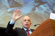 Ueli Maurer referiert während einer Informationsveranstaltung über den Gripen in der Mehrzweckhalle in Ennetbürgen. (Bild: Romano Cuonz / Neue NZ)