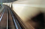 Blick aus dem Führerstand eines Güterzuges beim Kreuzen mit einem zweiten Zug auf der Gotthardstrecke. (Symbolbild) (Bild: Martin Ruetschi / Keystone (29. August 2011))