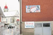 Die Ybriger sind sehr stolz auf ihr Skiass Wendy Holdener: Plakate in Unteriberg. (Bild: Laura Inderbitzin)