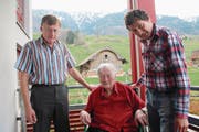 Theres Ackermann mit ihren Söhnen Tony (links) und Oskar. (Bild: Marion Wannemacher (Sachseln, 9. April 2018))