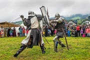Kreuzende Klingen in Oberägeri: Ein Schaukampf zweier Ritter gab einen Einblick, wie sich die Eidgenossenschaft vor 700 Jahren verteidigt hat. (Bild Christian Herbert Hildebrand)