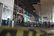Der Flughafen Atatürk in Istanbul nach den Anschlägen. Bauarbeiter setzten kaputte Wände Instand. (Bild: AP Photo/Bram Janssen)