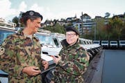 Daniela Wyss (rechts) im Gespräch mit Soldatin Cathia Fercher, einer Kameradin aus dem Kontingent 36. (Bild: Marion Wannemacher (Oberdorf, 6. Oktober 2017))
