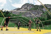 Das Festgelände für das Rüchä Rock Open Air eingangs des Brunnitals nimmt Gestalt an. Das OK sowie viele freiwillige Helfer bauen die Zelte und die Bühnen auf, damit am Wochenende gerockt werden kann. (Bild: Florian Arnold (Unterschächen, 19. Juli 2017))