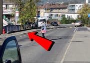 Der beige PW der 89-jährigen Lenkerin streifte ein Auto, prallte links bei der Haltestellte Stelzli ins Mäuerchen und blieb schliesslich rechts auf dem Trottoir stehen. (Bild: Bildmontage Bote der Urschweiz)