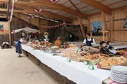 Zwei Mitglieder der Trachtengruppe Kerns bei den Vorbereitungen für den 1.-August-Brunch vor zwei Jahren. (Bild: PD)
