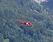 Ein Heli der Rettungsflugwacht brachte den Piloten zurück nach Schwyz. (Bild: Geri Holdener)
