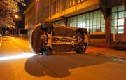 Zwei der spektakulären Unfälle, die jüngst im Kanton Zug durch Trunkenheit am Steuer verursacht wurden. (Bilder Zuger Polizei)