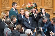 Guy Parmelin nimmt die Gratulationen seiner Parteikollegen entgegen. (Bild: Keystone / Peter Schneider)
