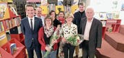 Die Jubilarinnen Daniela Gabert-Arnold und Gerda Ludwig-Nederkoorn mit Vertretern der BKD, des Stiftungsrats, der Gemeinde Altdorf und der Co-Leitung der Bibliothek. (Bild: PD (Altdorf, Dezember 2017))