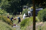 Sicherheitskräfte sind am Tatort an der Arbeit. (Bild: Keystone/AP Photo/Laurent Cipriani)