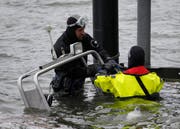 Am Boot werden Hebegurten befestigt. (Bild: Geri Holdener, Bote der Urschweiz)
