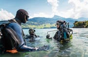 Tauchlehrer Peter Liechti (Mitte) unterrichtet Schüler im Vierwaldstättersee, weil der Zugersee zu trüb ist. (Bild: Roger Grütter (Brunnen, 22. Juli 2017))