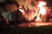 Beim Brand eines Rinder-Mastbetriebs in Kriessern im Kanton St. Gallen sind in der Nacht auf Sonntag rund 100 Tiere verbrannt. (Bild: Kapo SG)