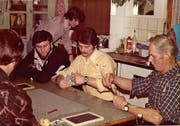 Vater Hans Mathis (rechts) jasst 1976 zu Hause in Altzellen mit einigen seiner Söhne . (Bild: Privatarchiv Familie Mathis)