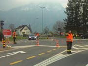 Verkehrsregelung durch die Schwyzer Feuerwehr auf der Verzweigung H8/Schlagstrasse. (Bild: Geri Holdener, Bote der Urschweiz)