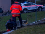 Polizisten vermessen die Absturzstelle. (Bild: Geri Holdener, Bote der Urschweiz)