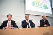 Thomas Aeschi, Norman Gobbi und Guy Parmelin (von links) werden von der SVP als Bundesratskandidaten vorgestellt. (Bild: Keystone / Peter Schneider)
