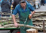 Am Handwerksmarkt zeigt «Neien Toni» fachkundig, wie man früher «Stüüdägarbä» zubereitete. (Bild: PD)