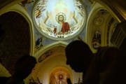 Die verhafteten Personen haben laut ägyptischen Behörden Anschläge auf christliche Kirchen geplant. Im Bild: Koptische Christen feiern Ostern in einer Kirche in Kairo. (Bild: EPA/MOHAMED HOSSAM)