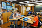 Dieses Bild gehört bald der Vergangenheit an: Lehrerin Brigitte Renner beim Unterrichten in der Hospentaler Gesamtschule. (Bild Anian Heierli)