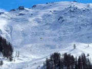 Helfer suchen an der Unfallstelle nach dem noch Vermissten. (Bild: KEYSTONE/APA/ZEITUNGSFOTO.AT)