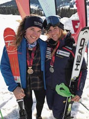 Die beiden strahlenden Medaillengewinnerinnen Leoni Zopp (links) und Eliane Christen. (Bild: PD)
