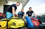 Matthias Meister, Romeo Imfeld und Bruno Bäbi (von links) und 180 Kilo Gepäck machten sie bereit für die peruanischen Anden. (Bild Corinne Glanzmann)
