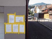 Die Korrespondenz im Anhängerstreit hat Beat Kaufmann öffentlich an seine Hausfassade geklebt. Rechts der Rosenweg, im Hintergrund der abgestellte Anhänger. (Bild: Kurt Liembd (Hergiswil, 6. April 2017))