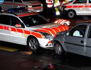 Ein Polizist markiert die Unfallstelle. (Bild: Geri Holdener, Bote der Urschweiz)