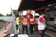 Die Einsatzleiter besprechen die Lage. (Bild: Geri Holdener, Bote der Urschweiz)
