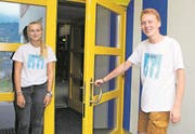 In Vorfreude aufs Benefizkonzert im Mattlisaal: Die Maturanden Joel Michel und Aline Banz (Bild: .Bild Marion Wannemacher, Sachseln, 21.August. 2017)