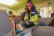 Beim Besuch unserer Redaktion schaut Aline Danioth trotz schwerwiegender Verletzung optimistisch in die Zukunft. (Bild: Philipp Zurfluh (Altdorf, 22. Dezember 2016))
