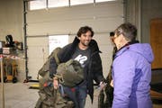 Christoph Herzig wird vollbepackt von Erika Walther vom Kreiskommando empfangen. (Bild: Marion Wannemacher)