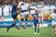 Luzerns Filip Ugrinic (links) im Luftduell mit Zürichs Jagne Pa Modou. (Bild: Boris Bürgisser (Luzern, 27. August 2017))