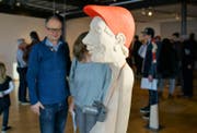 Die witzigen Holzskulpturen des Urners Peter Bissig erfreuen und erheitern das Publikum. (Bild: Romano Cuonz)