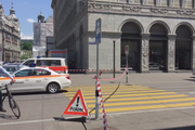 Die Polizei sperrte das Gebiet um die Bahnhofstrasse in Zürich grossräumig ab. (Bild: Screenshot SDA-Video)
