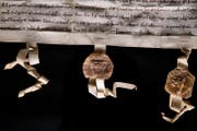 Der Bundesbrief, streng behütet in einer Glasvitrine, befindet sich seit 1936 im Bundesbriefmuseum in Schwyz. (Bild: Boris Bürgisser / LZ (16. Juli 2016))