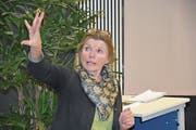 Anita Idel bei ihrem Vortrag zum Thema «Die Kuh ist kein Klima-Killer». (Bild: Lea Kathriner (Stans, 23. März 2018))