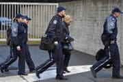 Aufmarsch der Kantonspolizei Aargau beim Prozess um den Vierfachmord in Rupperswil. (Bild: Walter Bieri / Keystone (Schafisheim, 13. März 2018))