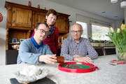 Er will mit gesammelten Erfahrungsberichten zur Kesb Obwalden den Bundesrat wachrütteln: Hansruedi Durrer mit seinem behinderten Sohn Michi und Ehefrau Yvonne. (Bild Corinne Glanzmann)