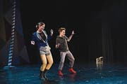 Impressionen aus dem Musical «Pippin»: der herrschsüchtige König Karl der Grosse (Henning Marxen, grosses Bild); Sohn Pippin (Fabian von Mentlen) tanzt mit der Spielleiterin (Lise Kerkhof, Bild rechts oben); eindrückliche Massenszenen mit tollem Chorgesang (rechts unten). (Bilder: Mathias Arnold (Altdorf, Januar 2018))