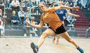 Sarah Lüdin, hier im Playoff-Halbfinal gegen Ustemerin Martina Pössl (im Hintergrund), ermöglichte Pilatus Kriens mit einem Sieg im zweiten Einzel den Einzug ins Endspiel. (Bild: Stefan Kleiser (Uster, 6. April 2018))